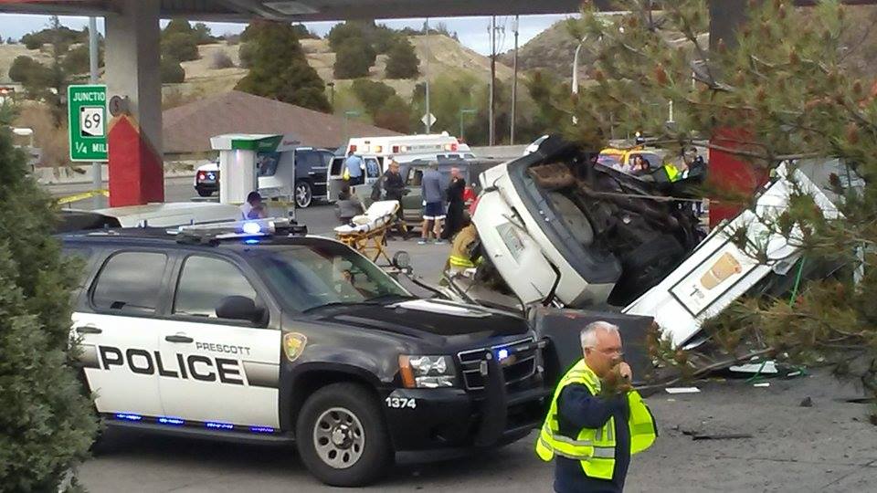 1 killed in Prescott SUV crash into Circle K gas pumps