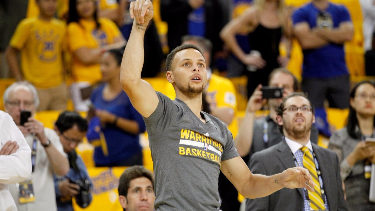 Curry to have MRI Monday on his sprained his right knee
