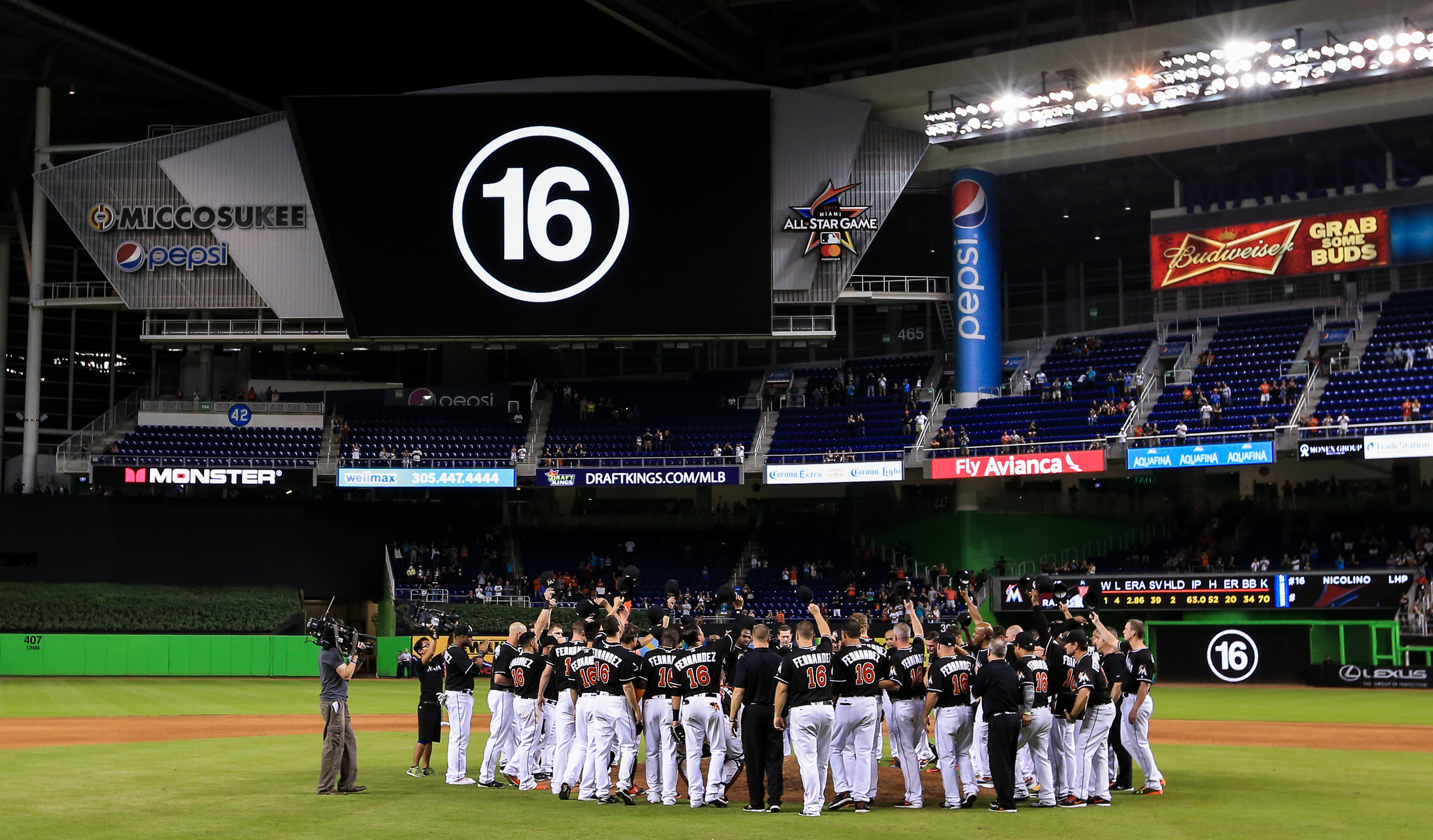 Marlins players wear No. 16 jerseys as team honors Jose Fernandez