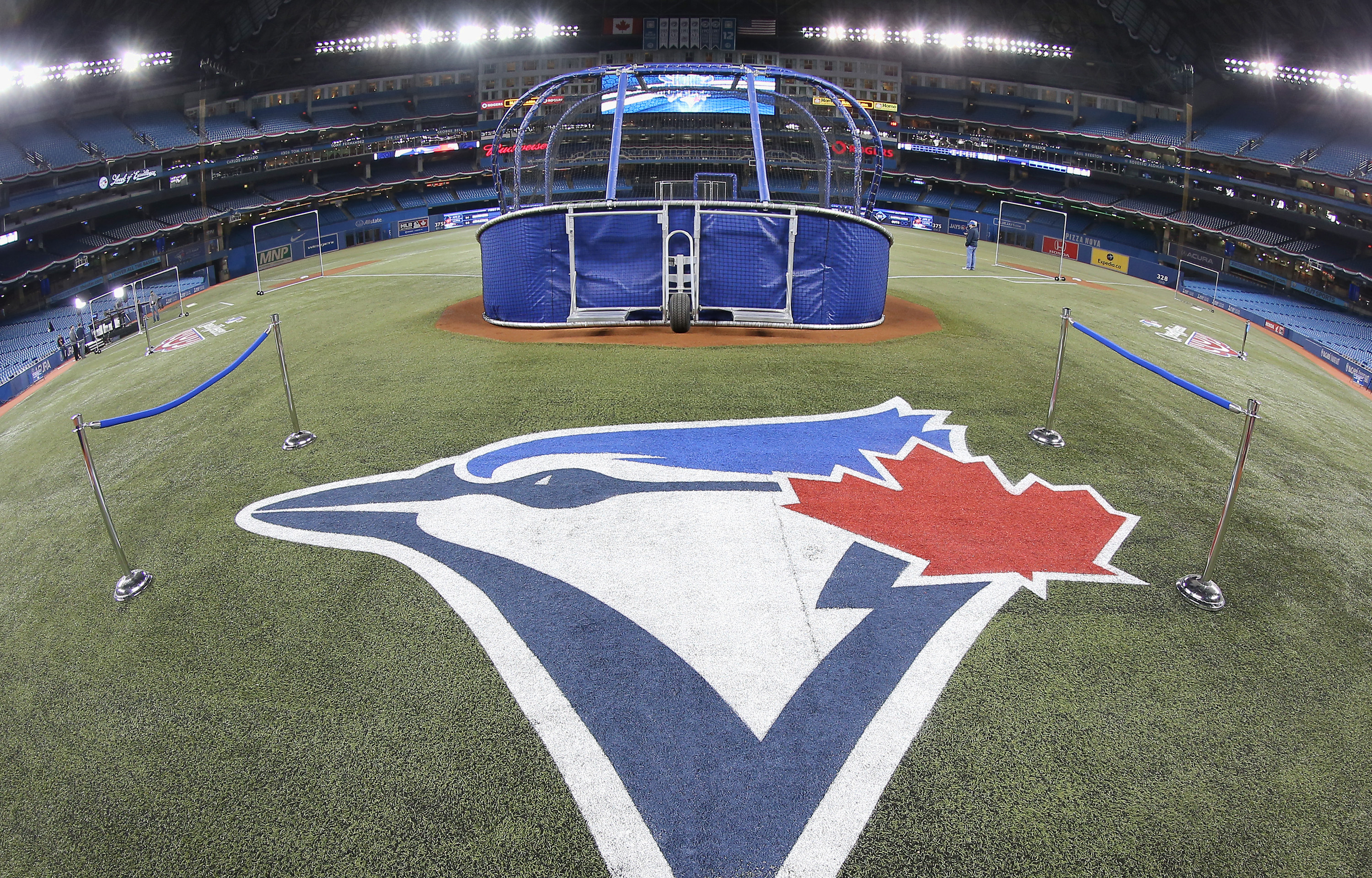 Blue Jays fan throws beverage at Orioles outfielder during AL wild