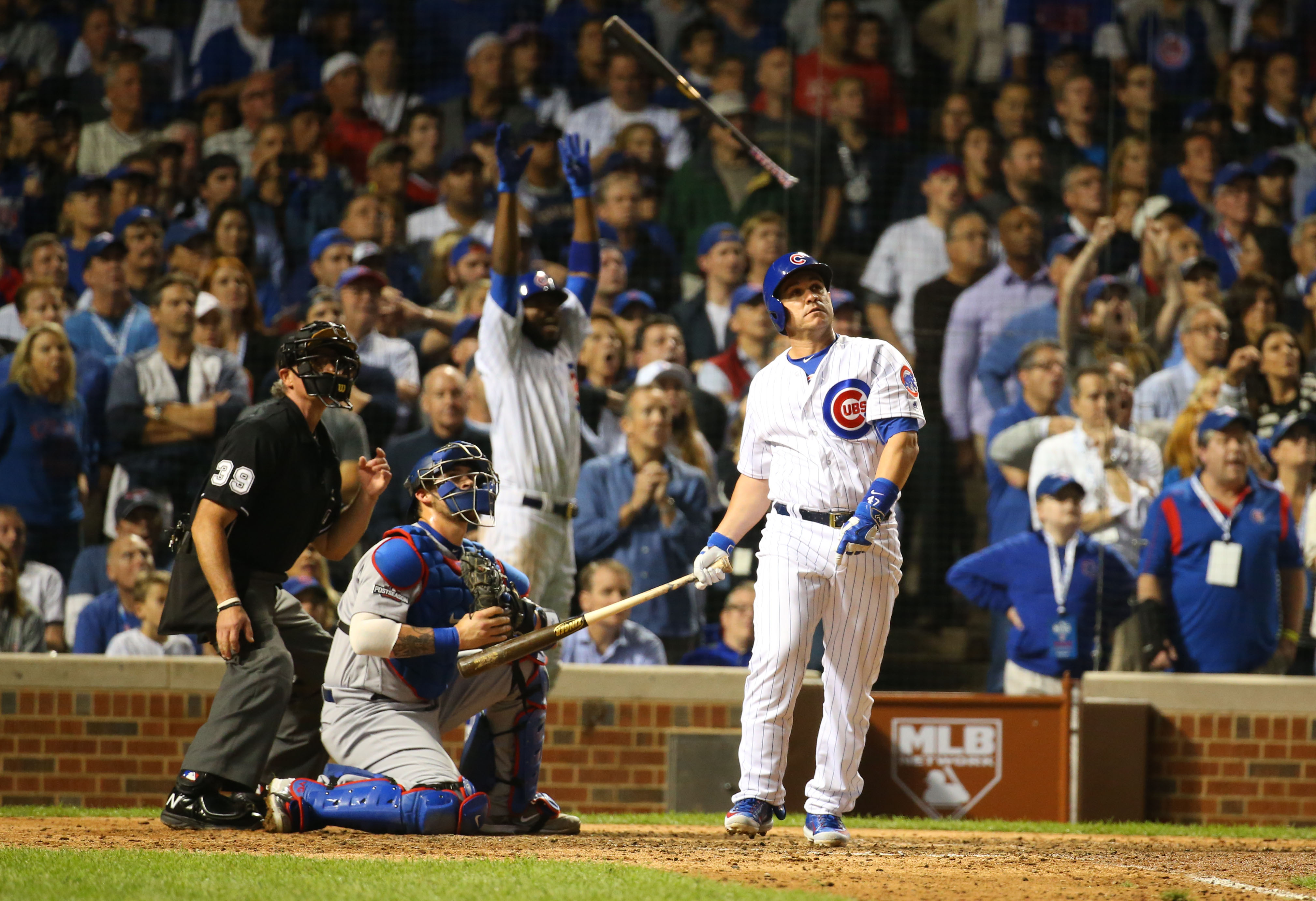 Cubs fan avoids Bartman moment by backing off on Jason Heyward's catch near  the stands