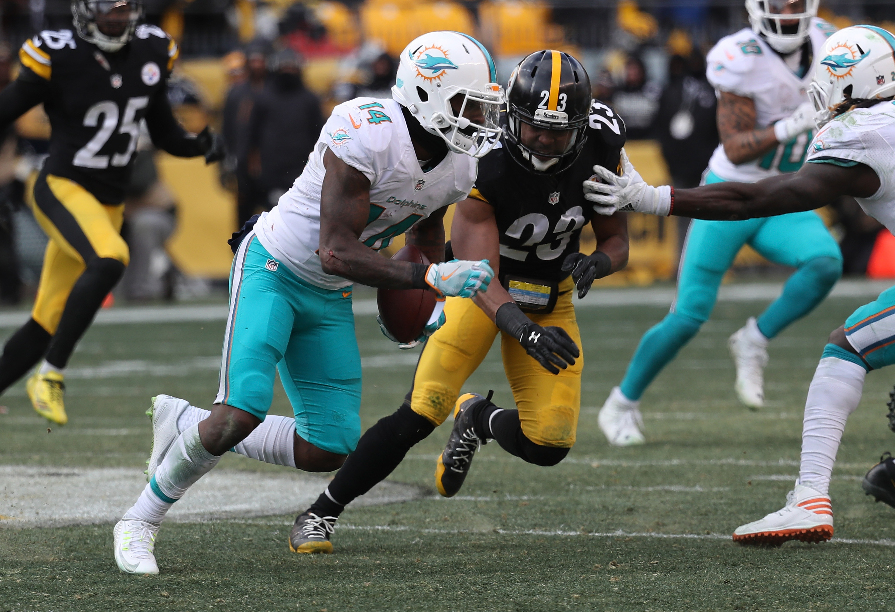 Steelers defeat Dolphins 30-12