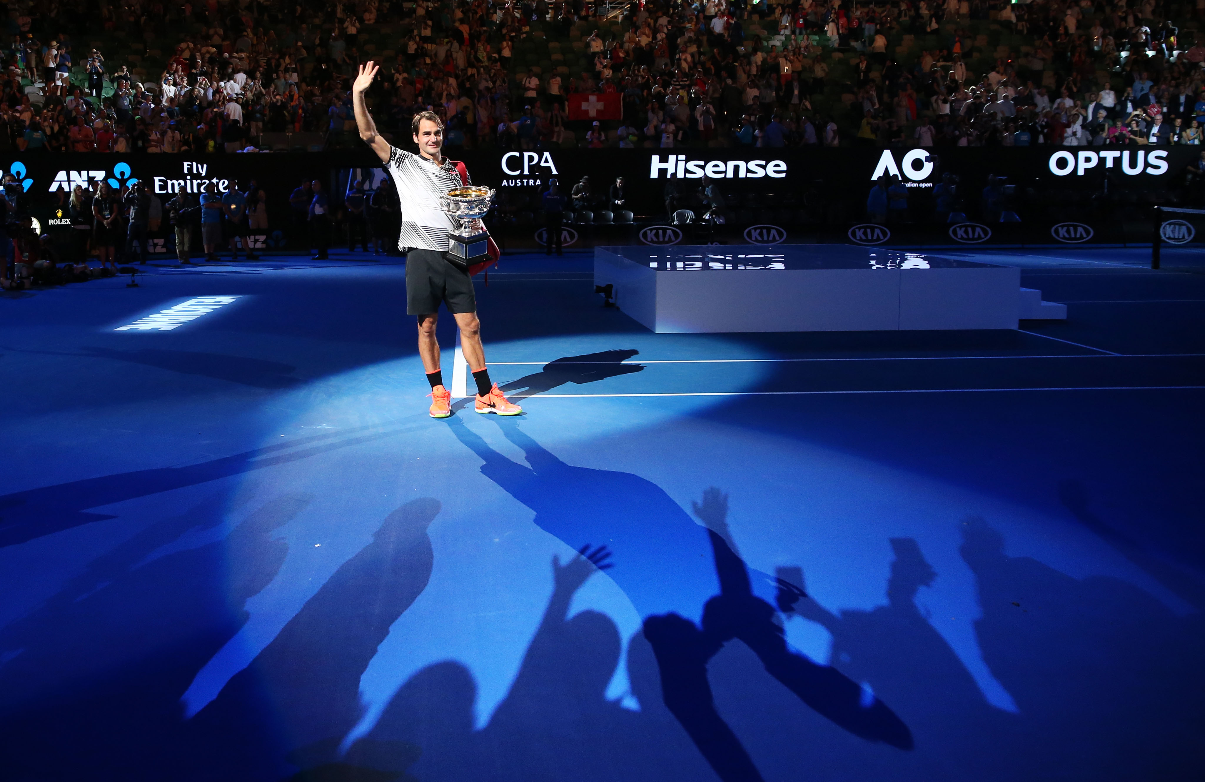 Roger Federer fights off Rafael Nadal to win Australian Open title 12news