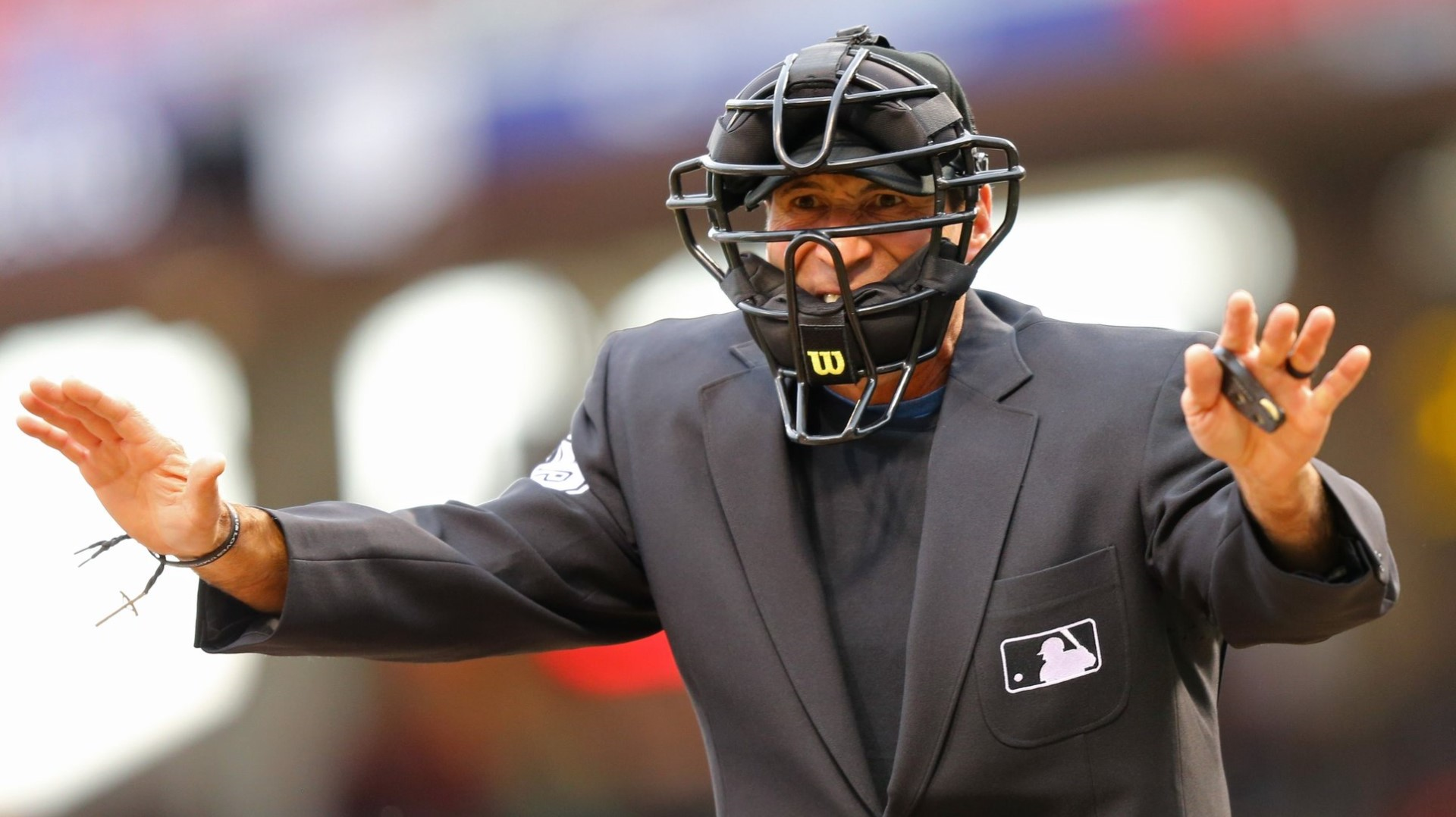 Ump files racial discrimination suit against MLB