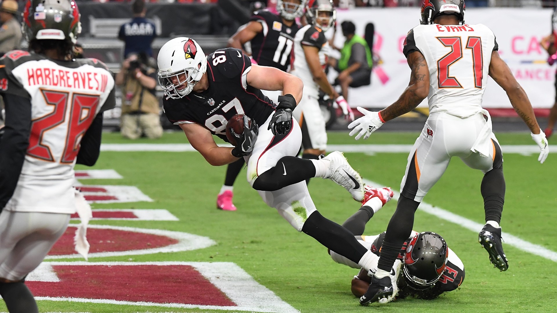 Peterson scored twice as Cardinals hold off Bucs 38-33